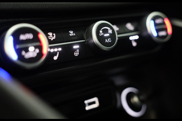 Alfa Romeo Giulia 2.0 T GME AWD Tributo Italiano / FACELIFT / Digital Cockpit / Acc / HK / Leder / Elek Stoelen / Camera / 19 Inch