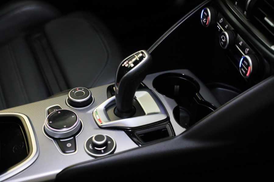 Alfa Romeo Giulia 2.0 T GME AWD Tributo Italiano / FACELIFT / Digital Cockpit / Acc / HK / Leder / Elek Stoelen / Camera / 19 Inch
