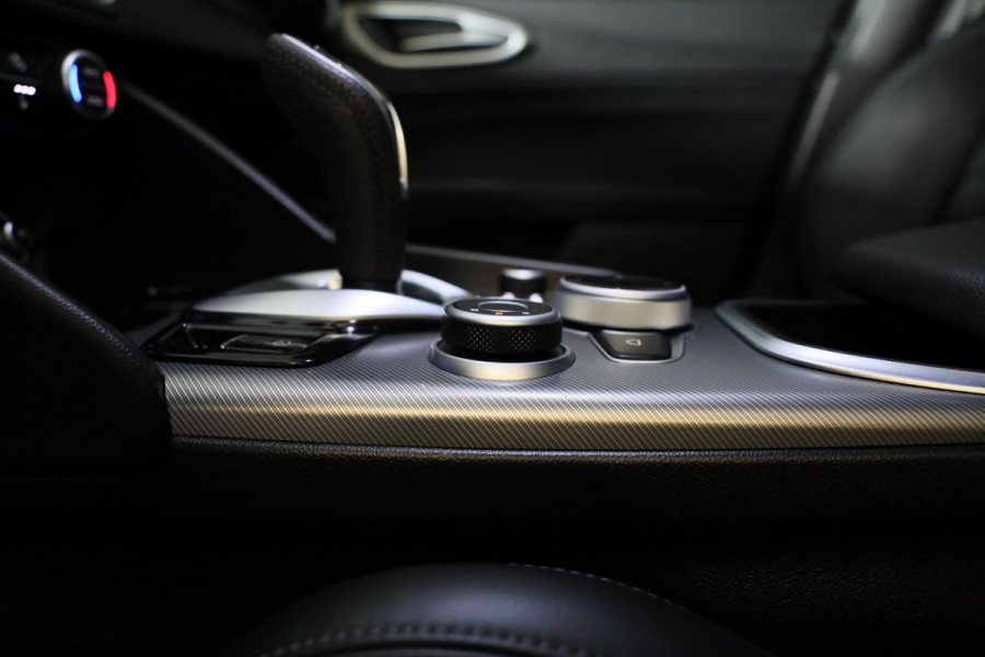 Alfa Romeo Giulia 2.0 T GME AWD Tributo Italiano / FACELIFT / Digital Cockpit / Acc / HK / Leder / Elek Stoelen / Camera / 19 Inch