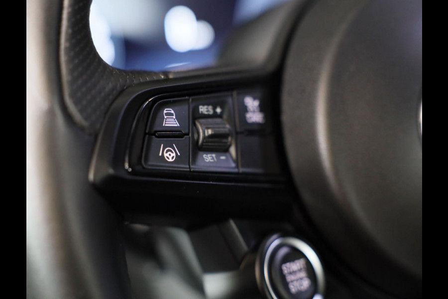 Alfa Romeo Giulia 2.0 T GME AWD Tributo Italiano / FACELIFT / Digital Cockpit / Acc / HK / Leder / Elek Stoelen / Camera / 19 Inch
