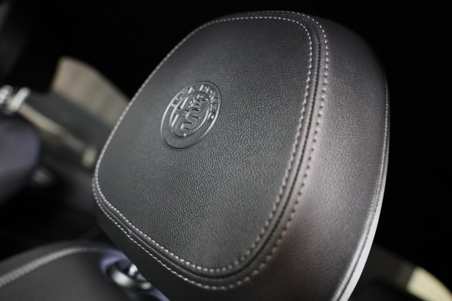 Alfa Romeo Giulia 2.0 T GME AWD Tributo Italiano / FACELIFT / Digital Cockpit / Acc / HK / Leder / Elek Stoelen / Camera / 19 Inch