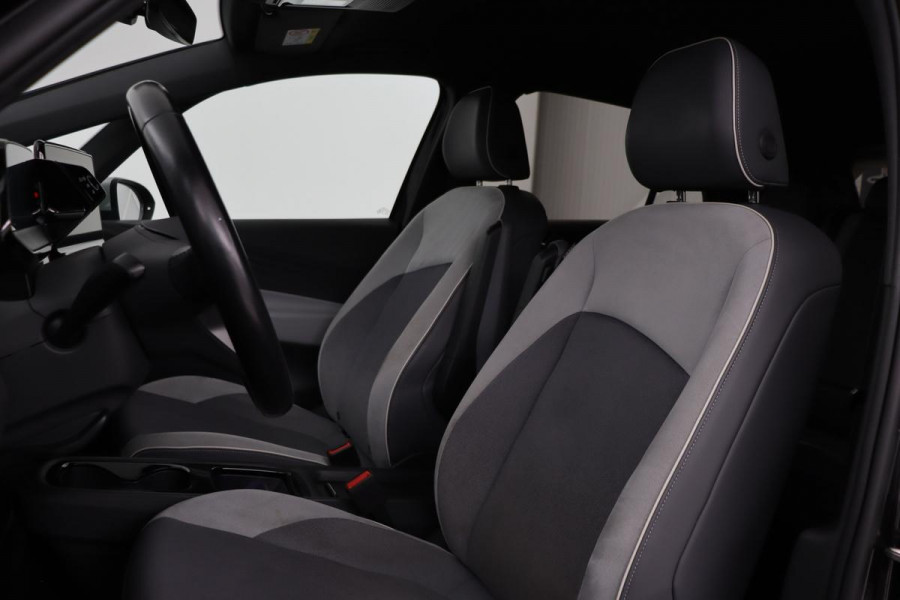 Volkswagen ID.3 First Plus 58 kWh | Stoel & stuurverwarming | Adaptive cruise | Matrix LED | Carplay | Keyless | Navigatie | Camera | Navigatie