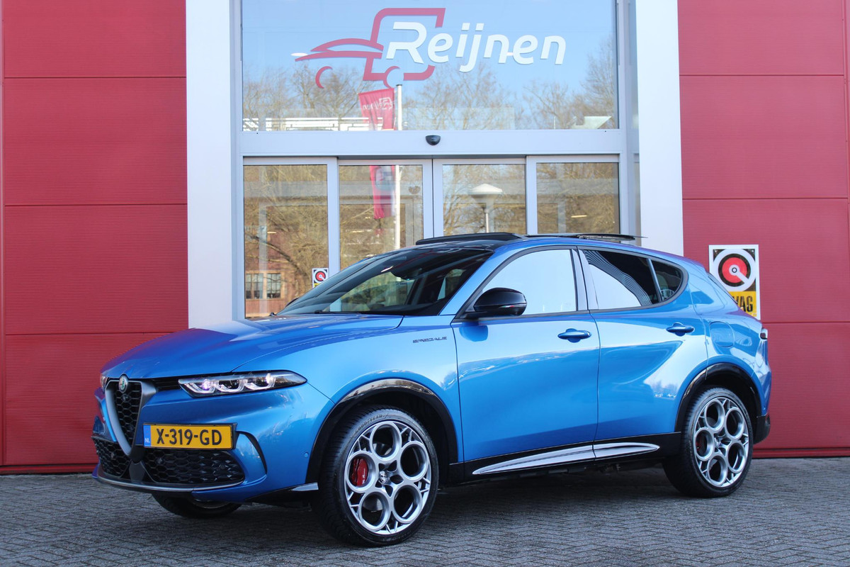 Alfa Romeo Tonale 1.3T PHEV Q4 280PK Edizione Speciale | PANORAMISCH SCHUIF / KANTELDAK | HARMAN CARDON PREMIUM AUDIO | LEDEREN BEKLEDING | VOORSTOELEN / STUUR VERWARMD | VOORSTOELEN GEVENTILEERD | VOORSTOELEN ELEKTRISCH VERSTELBAAR MET GEHEUGEN FUNCTIE | APPLE CARPLAY / ANDROID AUTO | 360° CAMERA | DODEHOEK DETECTIE | 20"INCH LICHTMETALEN VELGEN | ADAPTIVE CRUISE CONTROL | KEYLESS ENTRY / START | ELEKTRISCH BEDIENBARE ACHTERKLEP | DRAADLOZE TELEFOONLADER | SFEER VERLICHTING | DONKERE HEMELBEKLEDING | Alfa Romeo Tonale 1.3T PHEV Q4 280PK Edizione Speciale | PANORAMISCH SCHUIF / KANTELDAK | HARMAN CARDON PREMIUM AUDIO | LEDEREN BEKLEDING | VOORSTOELEN / STUUR VERWARMD | VOORSTOELEN GEVENTILEERD | VOORSTOELEN ELEKTRISCH VERSTELBAAR MET GEHEUGEN FUNCTIE | APPLE CARPLAY / ANDROID AUTO | 360° CAMERA | DODEHOEK DETECTIE | 20"INCH LICHTMETALEN VELGEN | ADAPTIVE CRUISE CONTROL | KEYLESS ENTRY / START | ELEKTRISCH BEDIENBARE ACHTERKLEP | DRAADLOZE TELEFOONLADER | SFEER VERLICHTING | DONKERE HEMELBEKLEDING |
