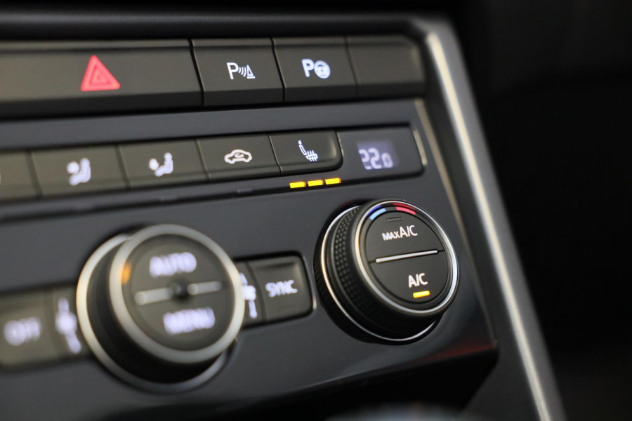 Volkswagen T-Roc Cabrio 1.5 TSI R-Line / AUT / Acc / Digital Cockpit / Lane Assist / Dode Hoek / Leder / Camera / Navi / 20 Inch