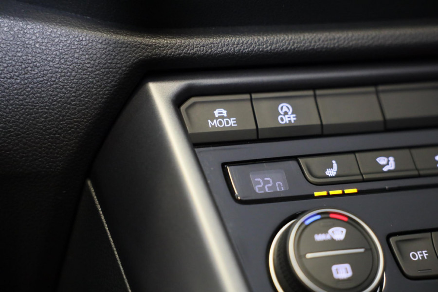Volkswagen T-Roc Cabrio 1.5 TSI R-Line / AUT / Acc / Digital Cockpit / Lane Assist / Dode Hoek / Leder / Camera / Navi / 20 Inch