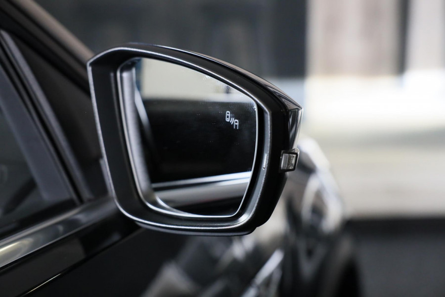 Volkswagen T-Roc Cabrio 1.5 TSI R-Line / AUT / Acc / Digital Cockpit / Lane Assist / Dode Hoek / Leder / Camera / Navi / 20 Inch