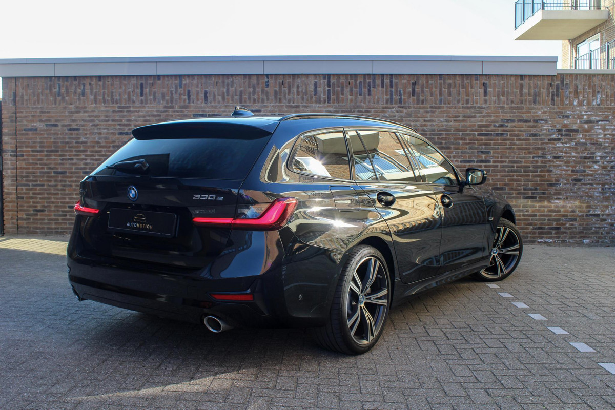 BMW 3 Serie Touring 330E XDRIVE TOURING | Pano | Camera |HUD onder andere voorzien van Panorama dak, ACC, Achteruitrijcamera, Sfeerverlichting, Dode hoek detectie, Front assist, parkeer assistent, Apple CarPlay, Head-up display, Stoelverwarming, Keyless, BMW laserlight & Elektrische trekhaak. BMW 3 Serie Touring 330E XDRIVE TOURING | Pano | Camera |HUD onder andere voorzien van Panorama dak, ACC, Achteruitrijcamera, Sfeerverlichting, Dode hoek detectie, Front assist, parkeer assistent, Apple CarPlay, Head-up display, Stoelverwarming, Keyless, BMW laserlight & Elektrische trekhaak.