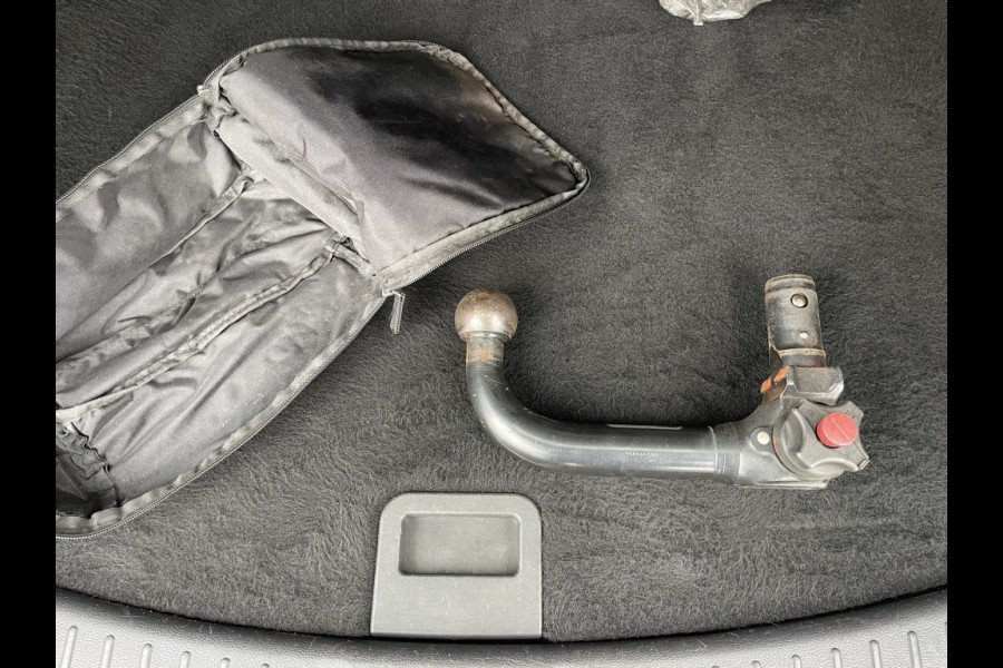 Ford Kuga 1.5 EcoB. Titanium TREKHAAK/PANO/CAMERA/ELEKTR.ACHTERKLEP/XENON
