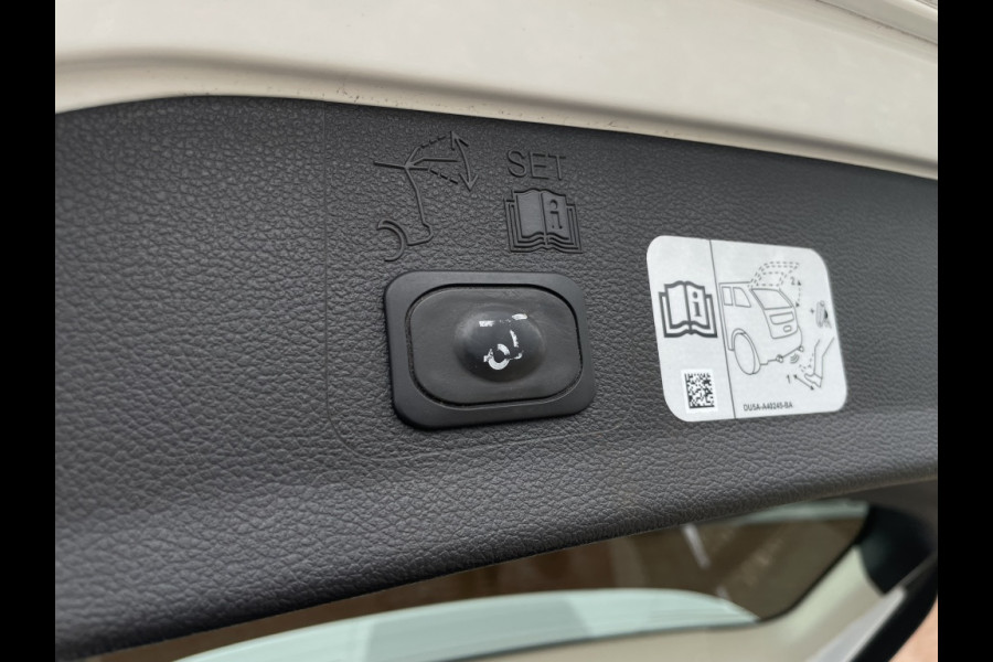 Ford Kuga 1.5 EcoB. Titanium TREKHAAK/PANO/CAMERA/ELEKTR.ACHTERKLEP/XENON
