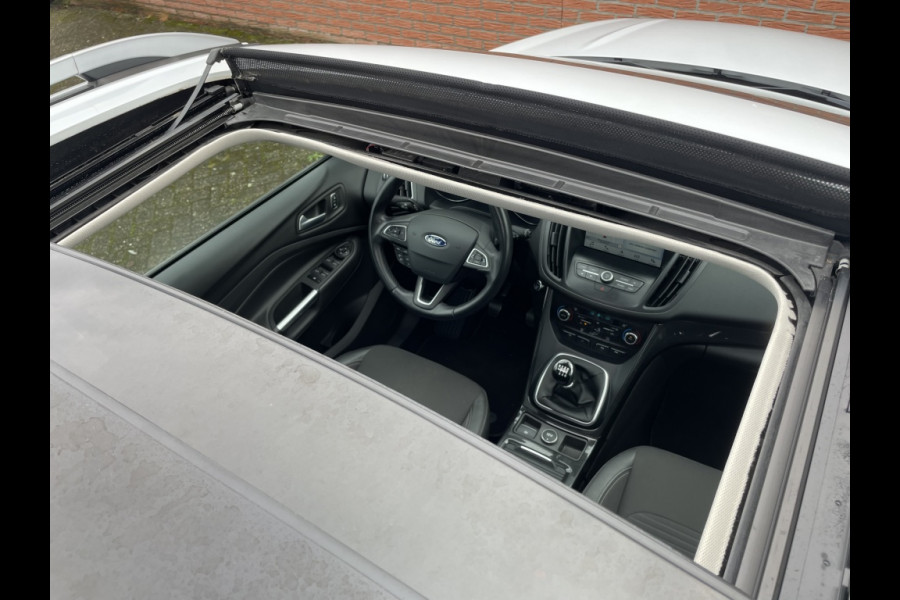 Ford Kuga 1.5 EcoB. Titanium TREKHAAK/PANO/CAMERA/ELEKTR.ACHTERKLEP/XENON