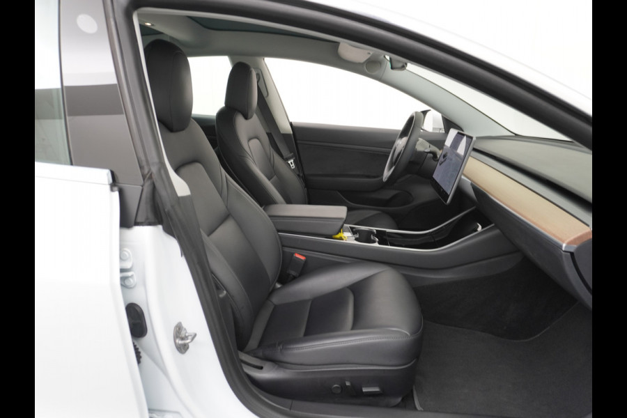 Tesla Model 3 RWD SR+ 60kWh 325PK FSD 3-Computer 18" AutoPilot Leder PanoDak Adaptive-Cruise Lmv Camera's Elektr.-Stuur+Stoelen+Spiegels+Geheu Navi LED Comfortstoelen ACC DAB Voorverwarmen interieur via App Keyless via Telefoonsleutel One-Pedal-Drive Origineel Nederlandse auto tot 11kw laden thuis! Garantie Accu tot 10-12-2027 max 160.000km 1.584kg licht!