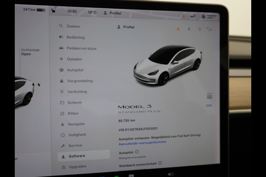 Tesla Model 3 RWD SR+ 60kWh 325PK FSD 3-Computer 18" AutoPilot Leder PanoDak Adaptive-Cruise Lmv Camera's Elektr.-Stuur+Stoelen+Spiegels+Geheu Navi LED Comfortstoelen ACC DAB Voorverwarmen interieur via App Keyless via Telefoonsleutel One-Pedal-Drive Origineel Nederlandse auto tot 11kw laden thuis! Garantie Accu tot 10-12-2027 max 160.000km 1.584kg licht!