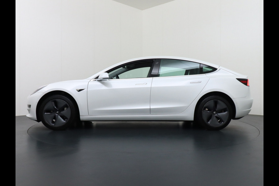 Tesla Model 3 RWD SR+ 60kWh 325PK FSD 3-Computer 18" AutoPilot Leder PanoDak Adaptive-Cruise Lmv Camera's Elektr.-Stuur+Stoelen+Spiegels+Geheu Navi LED Comfortstoelen ACC DAB Voorverwarmen interieur via App Keyless via Telefoonsleutel One-Pedal-Drive Origineel Nederlandse auto tot 11kw laden thuis! Garantie Accu tot 10-12-2027 max 160.000km 1.584kg licht!