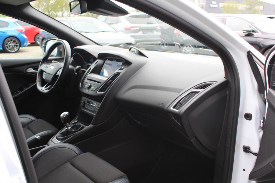 Ford Focus 2.3 RS | Dealeronderhouden | Winterpack | Comforstoelen | Launch Control |