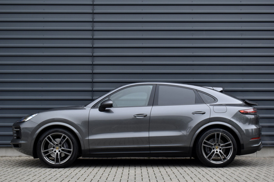 Porsche Cayenne Coupé 3.0 E-Hybrid 462pk | Panoramadak | Sport Chrono | Achterasbesturing | Trekhaak | 21'' Velgen | Leder Dashbord | Orig. NL |