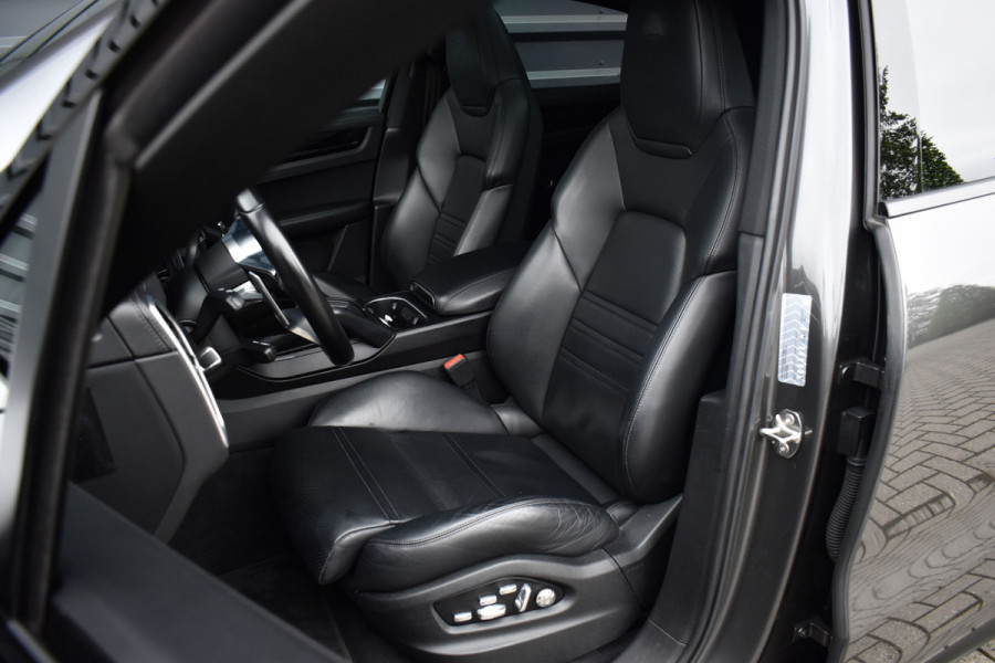 Porsche Cayenne Coupé 3.0 E-Hybrid 462pk | Panoramadak | Sport Chrono | Achterasbesturing | Trekhaak | 21'' Velgen | Leder Dashbord | Orig. NL |