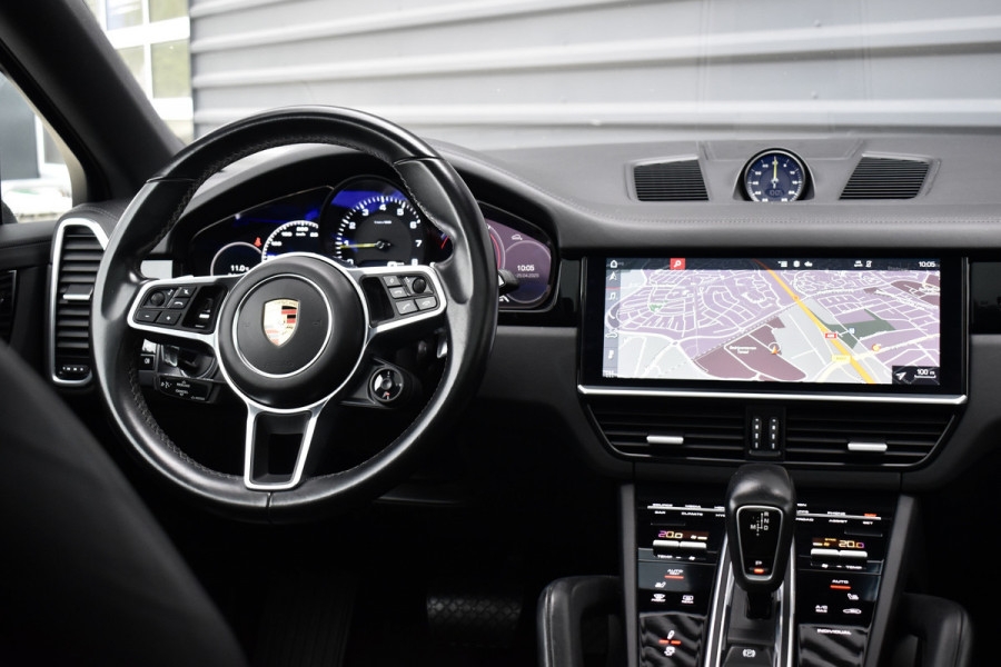 Porsche Cayenne Coupé 3.0 E-Hybrid 462pk | Panoramadak | Sport Chrono | Achterasbesturing | Trekhaak | 21'' Velgen | Leder Dashbord | Orig. NL |