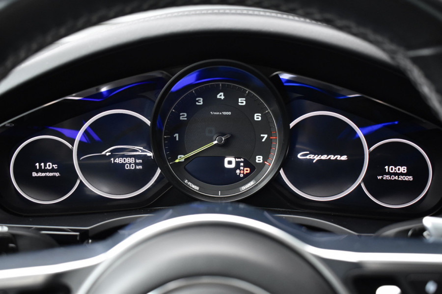 Porsche Cayenne Coupé 3.0 E-Hybrid 462pk | Panoramadak | Sport Chrono | Achterasbesturing | Trekhaak | 21'' Velgen | Leder Dashbord | Orig. NL |