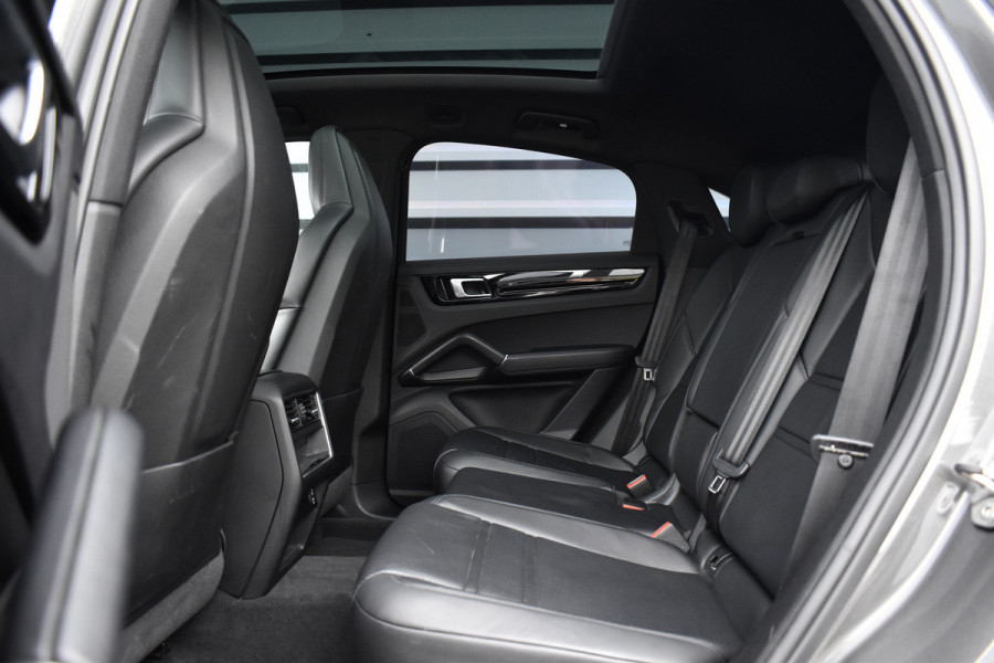 Porsche Cayenne Coupé 3.0 E-Hybrid 462pk | Panoramadak | Sport Chrono | Achterasbesturing | Trekhaak | 21'' Velgen | Leder Dashbord | Orig. NL |