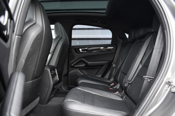 Porsche Cayenne Coupé 3.0 E-Hybrid 462pk | Panoramadak | Sport Chrono | Achterasbesturing | Trekhaak | 21'' Velgen | Leder Dashbord | Orig. NL |