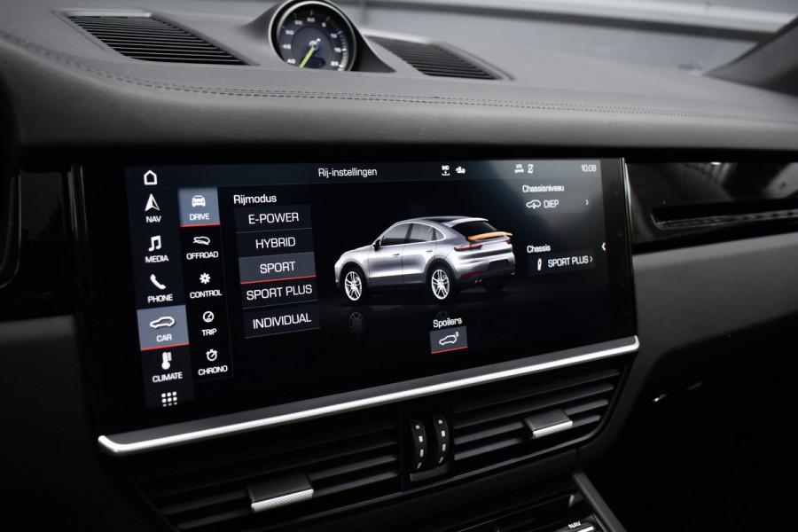Porsche Cayenne Coupé 3.0 E-Hybrid 462pk | Panoramadak | Sport Chrono | Achterasbesturing | Trekhaak | 21'' Velgen | Leder Dashbord | Orig. NL |