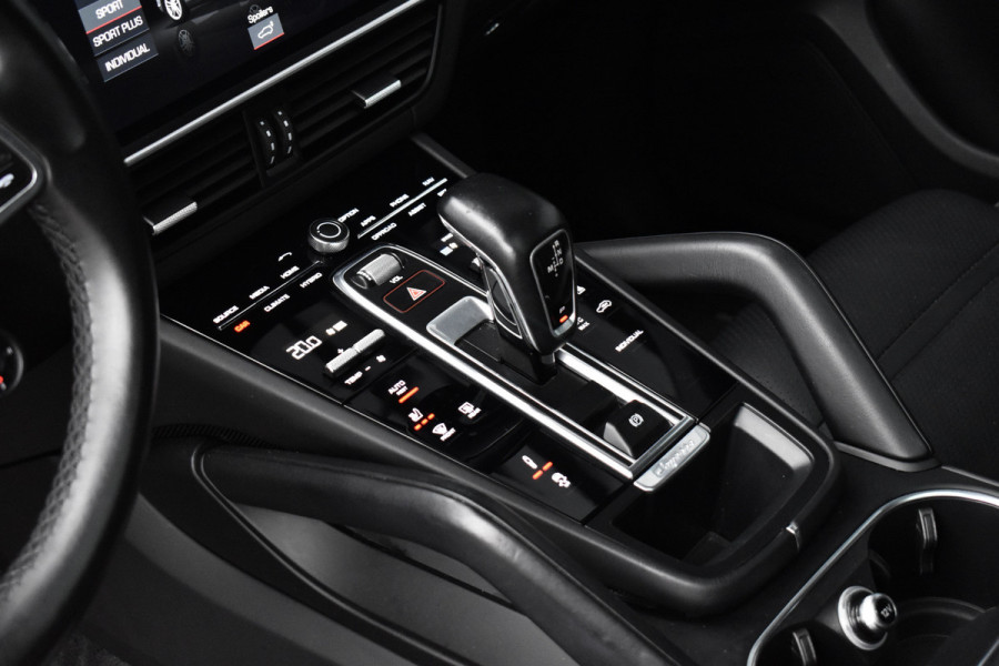 Porsche Cayenne Coupé 3.0 E-Hybrid 462pk | Panoramadak | Sport Chrono | Achterasbesturing | Trekhaak | 21'' Velgen | Leder Dashbord | Orig. NL |