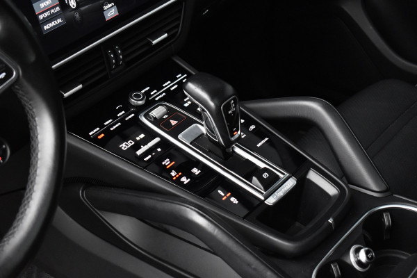 Porsche Cayenne Coupé 3.0 E-Hybrid 462pk | Panoramadak | Sport Chrono | Achterasbesturing | Trekhaak | 21'' Velgen | Leder Dashbord | Orig. NL |