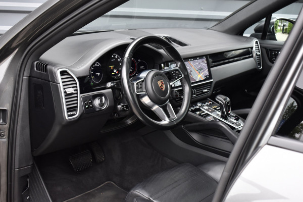 Porsche Cayenne Coupé 3.0 E-Hybrid 462pk | Panoramadak | Sport Chrono | Achterasbesturing | Trekhaak | 21'' Velgen | Leder Dashbord | Orig. NL |