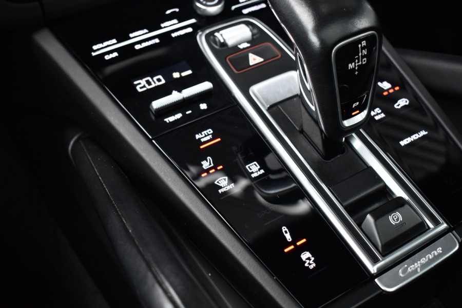Porsche Cayenne Coupé 3.0 E-Hybrid 462pk | Panoramadak | Sport Chrono | Achterasbesturing | Trekhaak | 21'' Velgen | Leder Dashbord | Orig. NL |