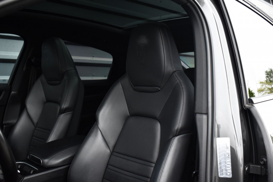 Porsche Cayenne Coupé 3.0 E-Hybrid 462pk | Panoramadak | Sport Chrono | Achterasbesturing | Trekhaak | 21'' Velgen | Leder Dashbord | Orig. NL |