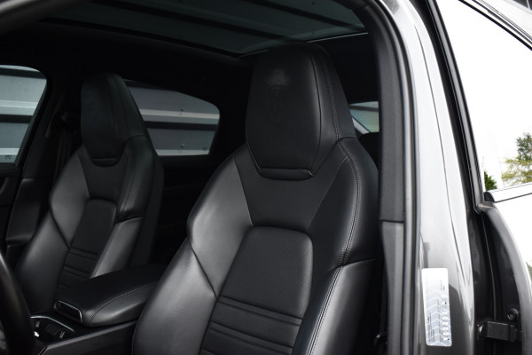 Porsche Cayenne Coupé 3.0 E-Hybrid 462pk | Panoramadak | Sport Chrono | Achterasbesturing | Trekhaak | 21'' Velgen | Leder Dashbord | Orig. NL |