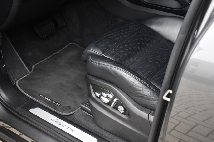 Porsche Cayenne Coupé 3.0 E-Hybrid 462pk | Panoramadak | Sport Chrono | Achterasbesturing | Trekhaak | 21'' Velgen | Leder Dashbord | Orig. NL |