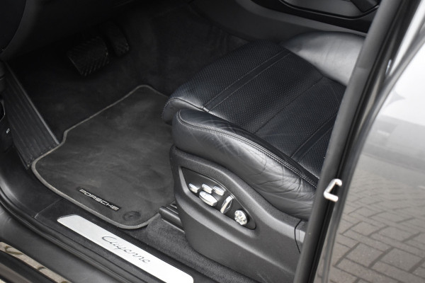 Porsche Cayenne Coupé 3.0 E-Hybrid 462pk | Panoramadak | Sport Chrono | Achterasbesturing | Trekhaak | 21'' Velgen | Leder Dashbord | Orig. NL |