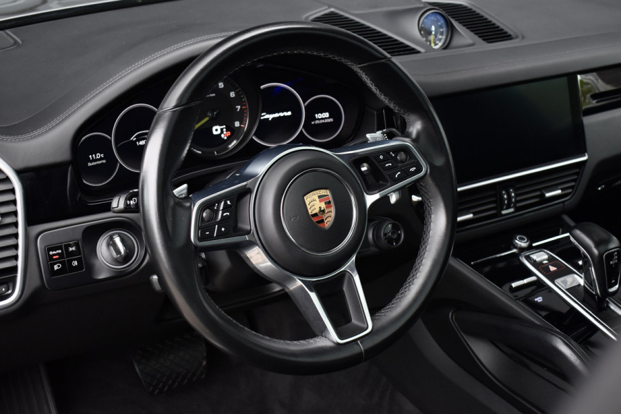 Porsche Cayenne Coupé 3.0 E-Hybrid 462pk | Panoramadak | Sport Chrono | Achterasbesturing | Trekhaak | 21'' Velgen | Leder Dashbord | Orig. NL |