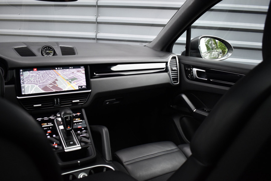 Porsche Cayenne Coupé 3.0 E-Hybrid 462pk | Panoramadak | Sport Chrono | Achterasbesturing | Trekhaak | 21'' Velgen | Leder Dashbord | Orig. NL |