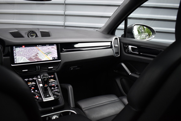 Porsche Cayenne Coupé 3.0 E-Hybrid 462pk | Panoramadak | Sport Chrono | Achterasbesturing | Trekhaak | 21'' Velgen | Leder Dashbord | Orig. NL |