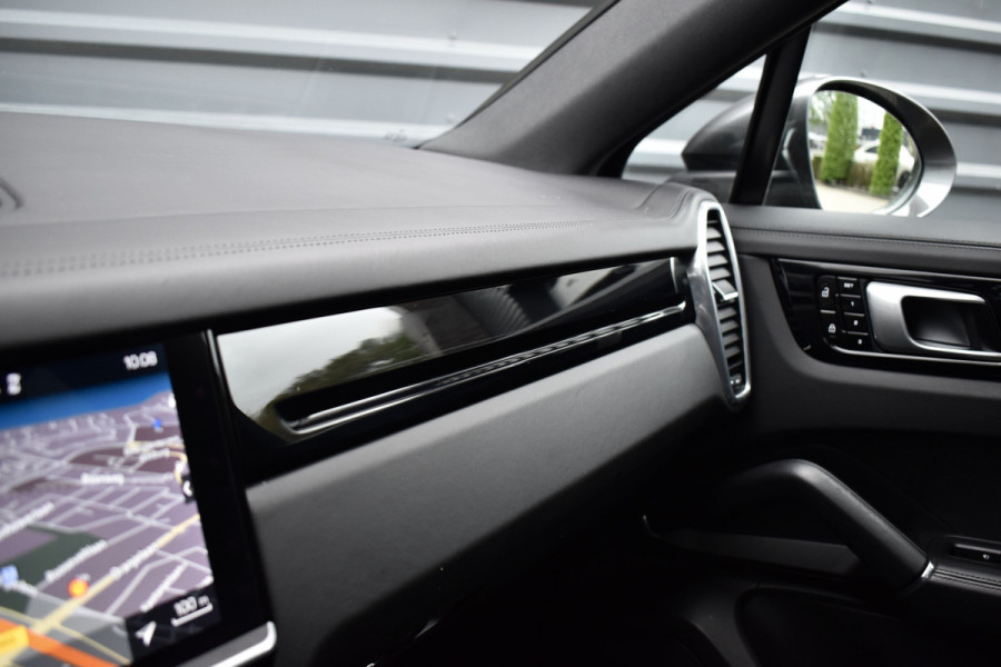 Porsche Cayenne Coupé 3.0 E-Hybrid 462pk | Panoramadak | Sport Chrono | Achterasbesturing | Trekhaak | 21'' Velgen | Leder Dashbord | Orig. NL |