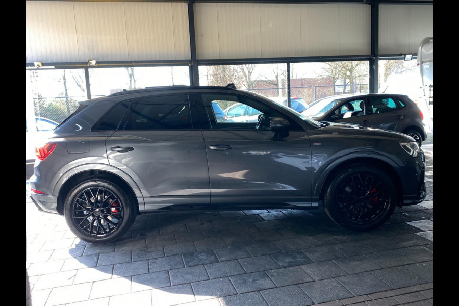 Audi Q3 40 TFSI quattro S Line edition S line Black optic Pano Electr-Trekhaak ACC Keyless go pakket Carplay Draadloos