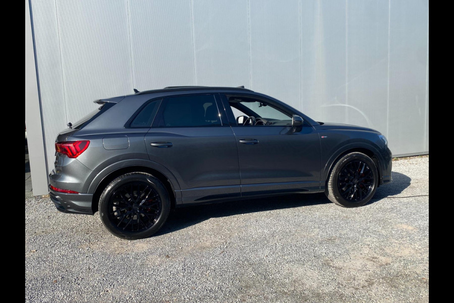Audi Q3 40 TFSI quattro S Line edition S line Black optic Pano Electr-Trekhaak ACC Keyless go pakket Carplay Draadloos