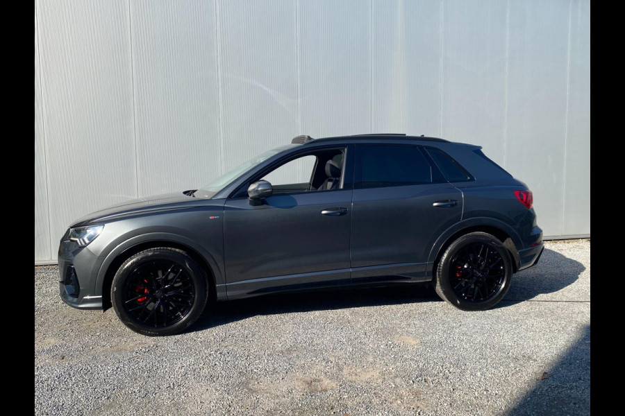 Audi Q3 40 TFSI quattro S Line edition S line Black optic Pano Electr-Trekhaak ACC Keyless go pakket Carplay Draadloos