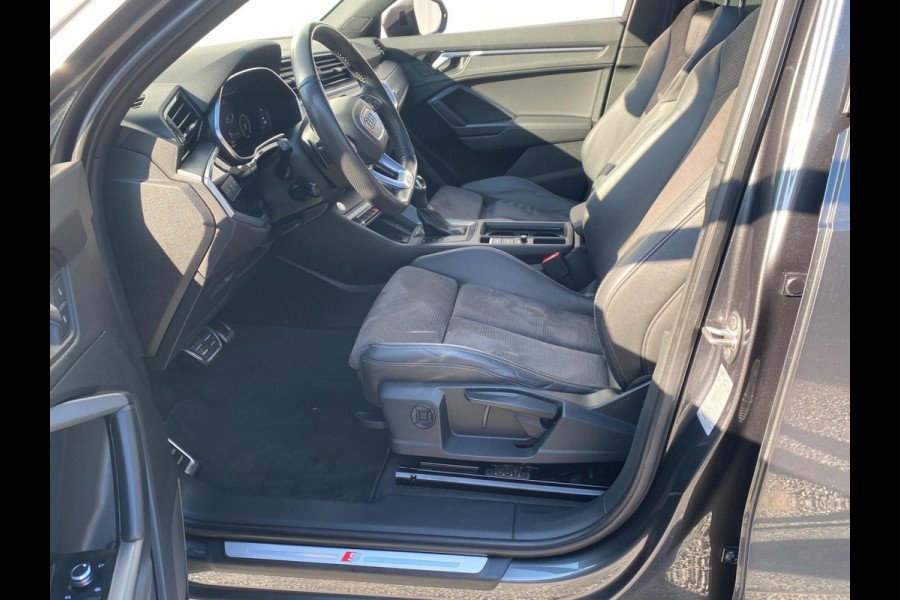 Audi Q3 40 TFSI quattro S Line edition S line Black optic Pano Electr-Trekhaak ACC Keyless go pakket Carplay Draadloos