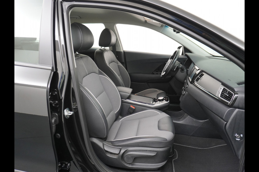 Kia e-Niro 64kWh 204PK Apple Carplay Android Auto Navi Ecc 1/2 Leder Camera Adaptieve Cruise Control Pdc Stoel Verwarming Keyless Led Stuur Verwarming Dodehoek assistent Regen-Lichtsensor Bluetooth Lmv 17" Krachtige en zuinige aandrijflijn met grote accu! €45.000 Nieuwprijs