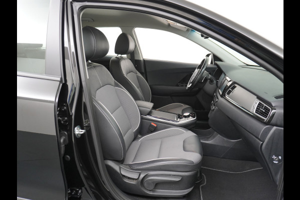 Kia e-Niro 64kWh 204PK Apple Carplay Android Auto Navi Ecc 1/2 Leder Camera Adaptieve Cruise Control Pdc Stoel Verwarming Keyless Led Stuur Verwarming Dodehoek assistent Regen-Lichtsensor Bluetooth Lmv 17" Krachtige en zuinige aandrijflijn met grote accu! €45.000 Nieuwprijs