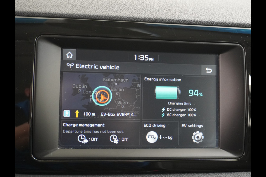 Kia e-Niro 64kWh 204PK Apple Carplay Android Auto Navi Ecc 1/2 Leder Camera Adaptieve Cruise Control Pdc Stoel Verwarming Keyless Led Stuur Verwarming Dodehoek assistent Regen-Lichtsensor Bluetooth Lmv 17" Krachtige en zuinige aandrijflijn met grote accu! €45.000 Nieuwprijs