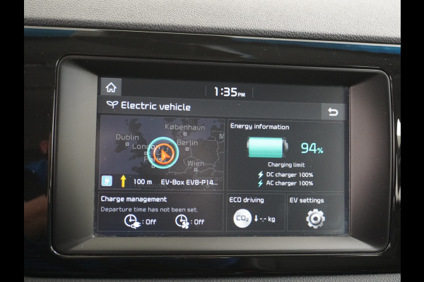 Kia e-Niro 64kWh 204PK Apple Carplay Android Auto Navi Ecc 1/2 Leder Camera Adaptieve Cruise Control Pdc Stoel Verwarming Keyless Led Stuur Verwarming Dodehoek assistent Regen-Lichtsensor Bluetooth Lmv 17" Krachtige en zuinige aandrijflijn met grote accu! €45.000 Nieuwprijs