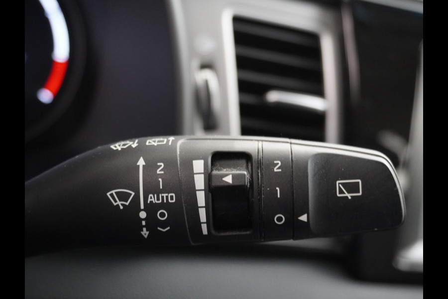 Kia e-Niro 64kWh 204PK Apple Carplay Android Auto Navi Ecc 1/2 Leder Camera Adaptieve Cruise Control Pdc Stoel Verwarming Keyless Led Stuur Verwarming Dodehoek assistent Regen-Lichtsensor Bluetooth Lmv 17" Krachtige en zuinige aandrijflijn met grote accu! €45.000 Nieuwprijs