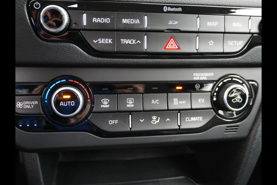 Kia e-Niro 64kWh 204PK Apple Carplay Android Auto Navi Ecc 1/2 Leder Camera Adaptieve Cruise Control Pdc Stoel Verwarming Keyless Led Stuur Verwarming Dodehoek assistent Regen-Lichtsensor Bluetooth Lmv 17" Krachtige en zuinige aandrijflijn met grote accu! €45.000 Nieuwprijs