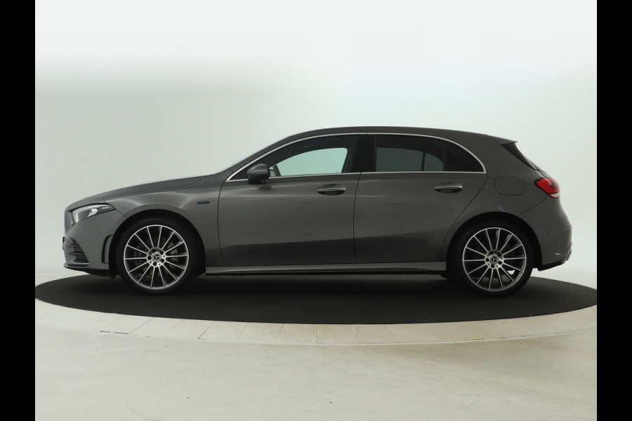 Mercedes-Benz A-Klasse 250 e AMG Plug-In Hybride | AMG Line | 19 AMG Velgen | Dosehoek Assist | Achteruitrijcamera | Inclusief 24 maanden MB Certified garantie voor Europa.