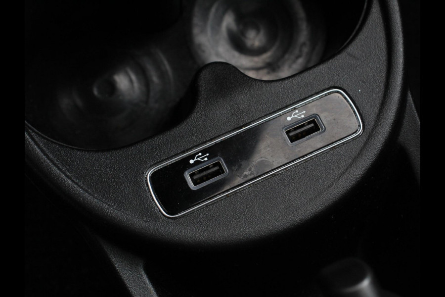 Fiat 500 1.0 Hybrid Dolcevita Finale Panorama dak Control Navigatie Apple Carplay/Android Auto Parkeer Sensoren Digitale Cockpit Climate Control Lichtmetalen Velgen Cruise Control Dab