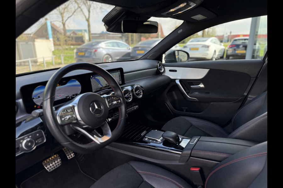 Mercedes-Benz A-Klasse 180 Aut. AMG | Camera | Sfeer | Apple Carplay |